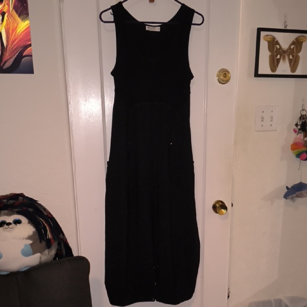 Innate | Chic Black Midi Dress